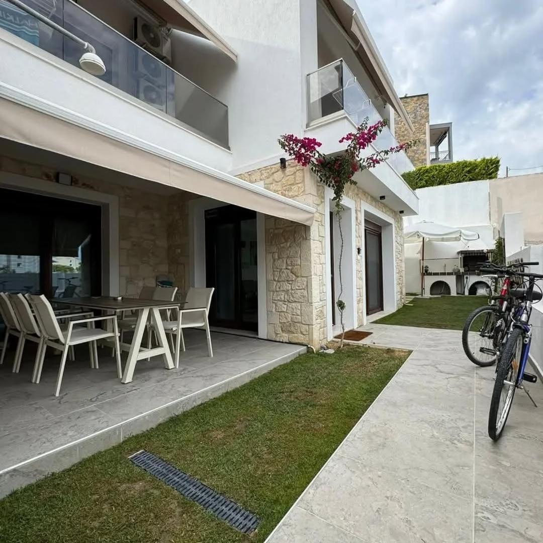 Momo's House